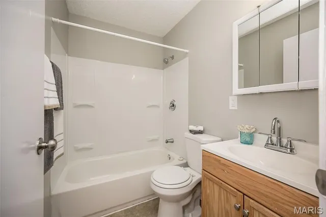 $1,585 | 1060 Kingsbrook Lane, Florissant, MO 63031