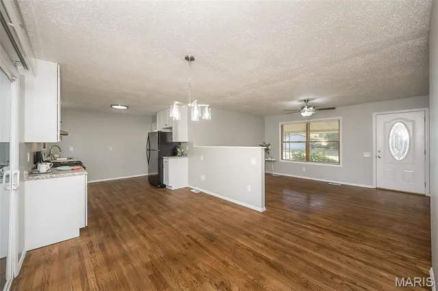 $1,585 | 1060 Kingsbrook Lane, Florissant, MO 63031