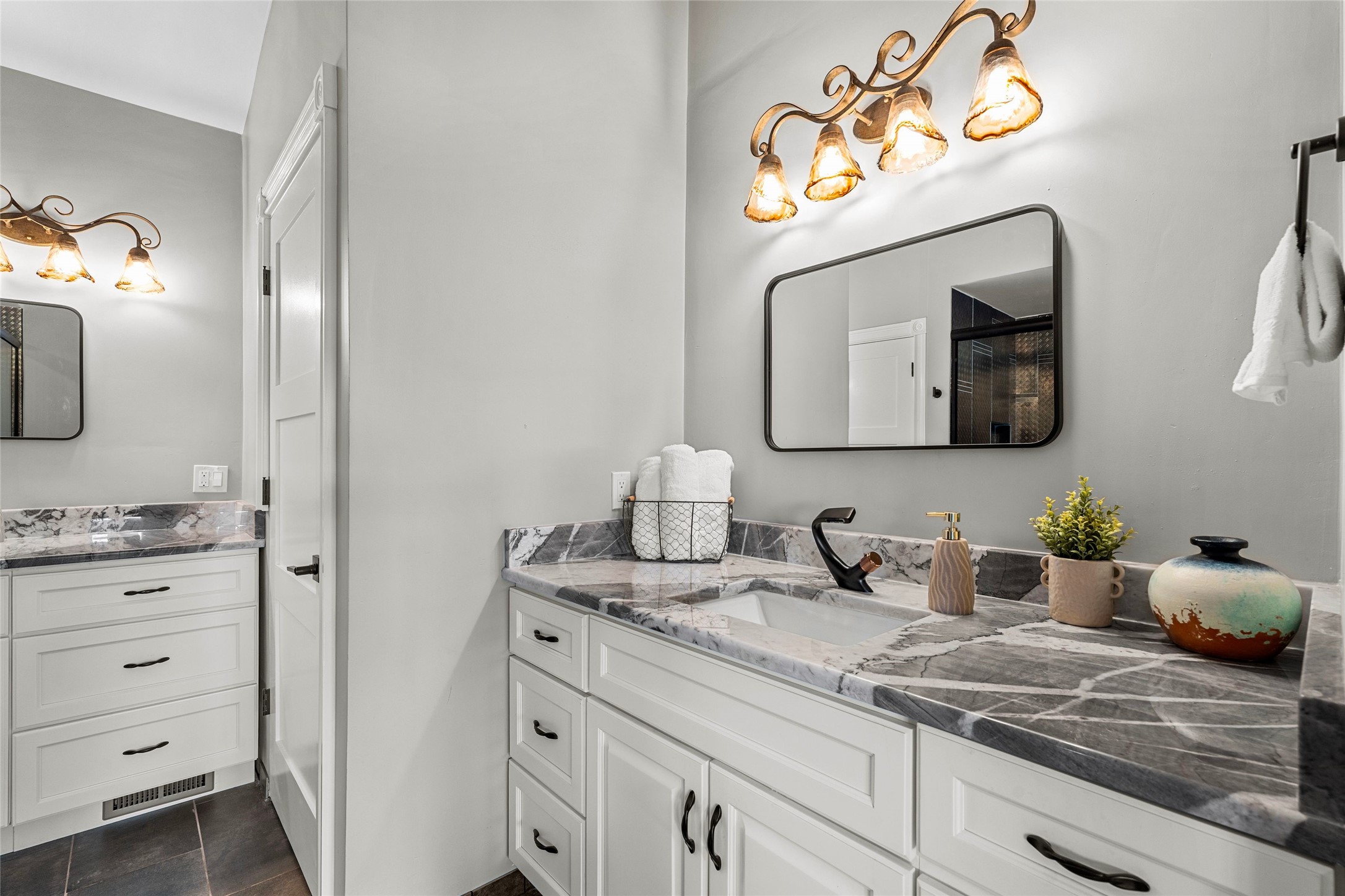 1661 Cerro Gordo Road, Unit E Santa Fe, NM 87501 - Photo 21 of 50 Jack and Jill Guest Bath