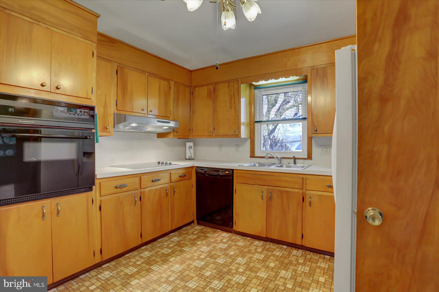 4614 Coventry Road Harrisburg, PA 17109 - Photo 9 of 28 Kitchen
