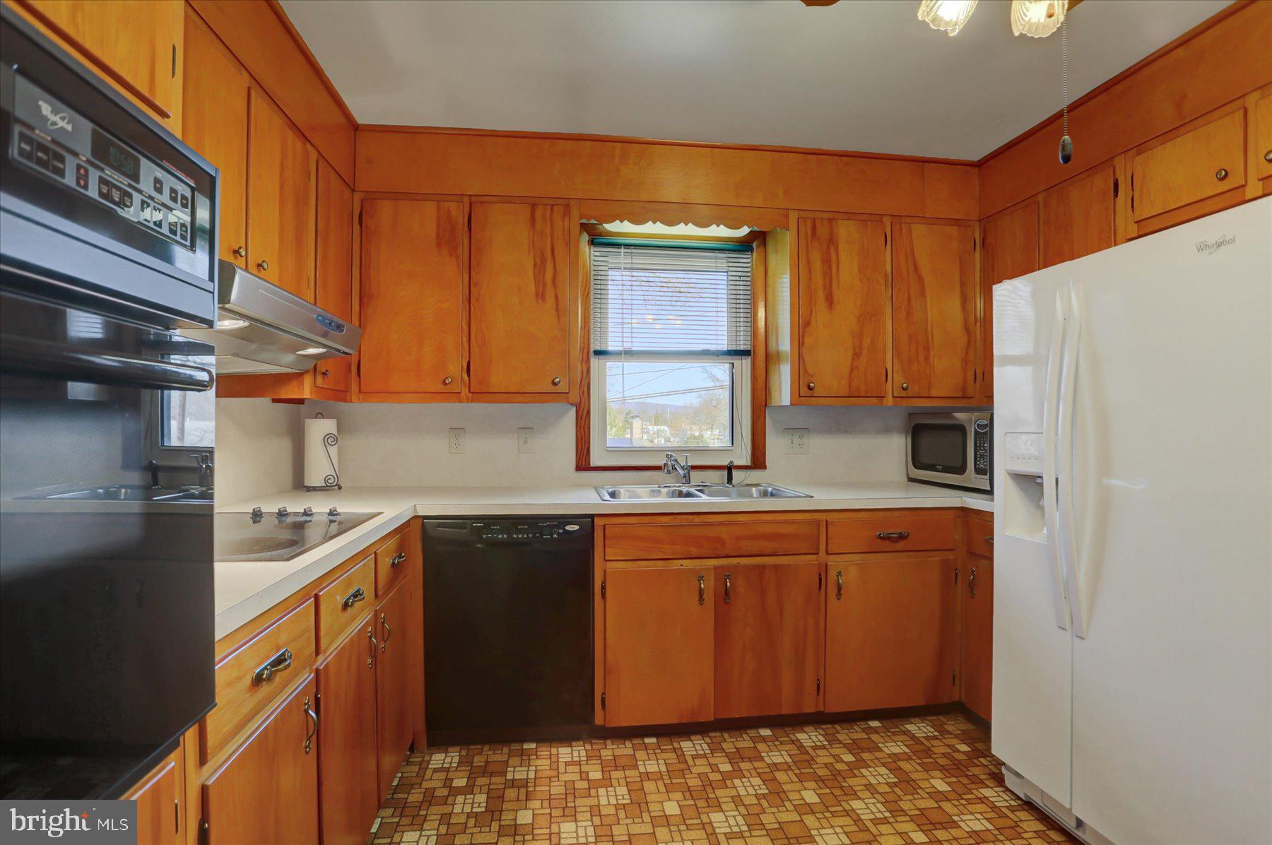 4614 Coventry Road Harrisburg, PA 17109 - Photo 10 of 28 Kitchen