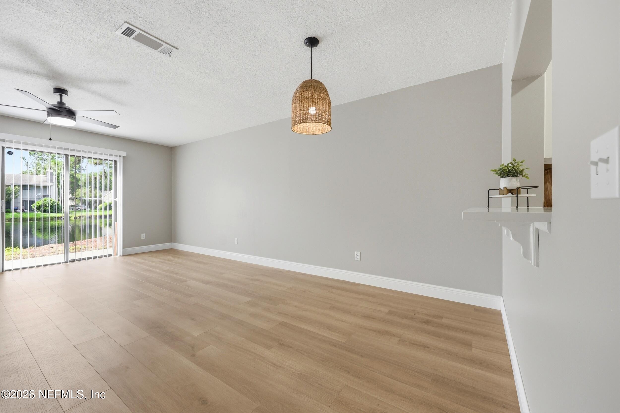 3801 Crown Point Road, Unit 2093 Jacksonville, FL 32257 - Photo 13 of 29 Dining/living opens to back