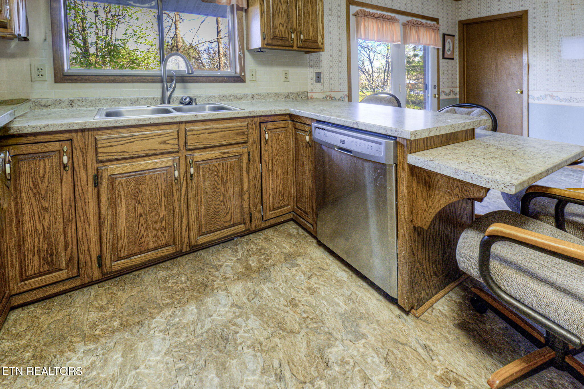 211 North Riverview Circle Sevierville, TN 37862 - Photo 3 of 33 IMG_6877 (1)