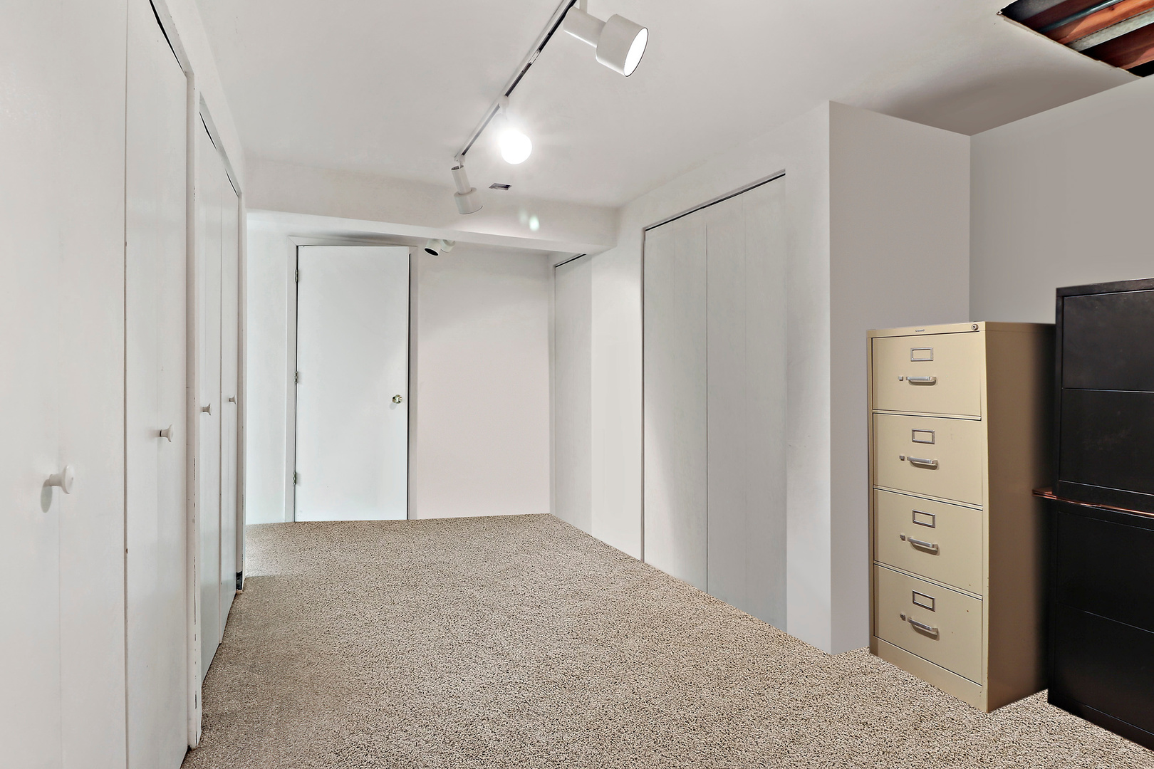 400 North Valley Road Barrington, IL 60010 - Photo 23 of 30 a view of an empty room