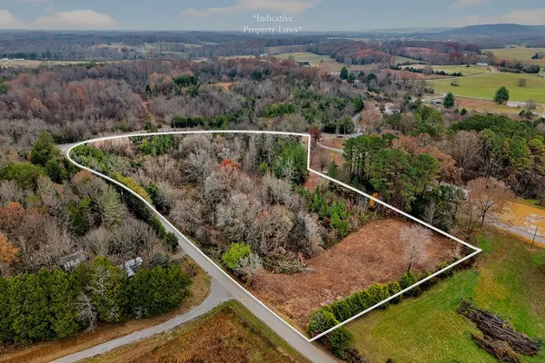 a view of a tennis court