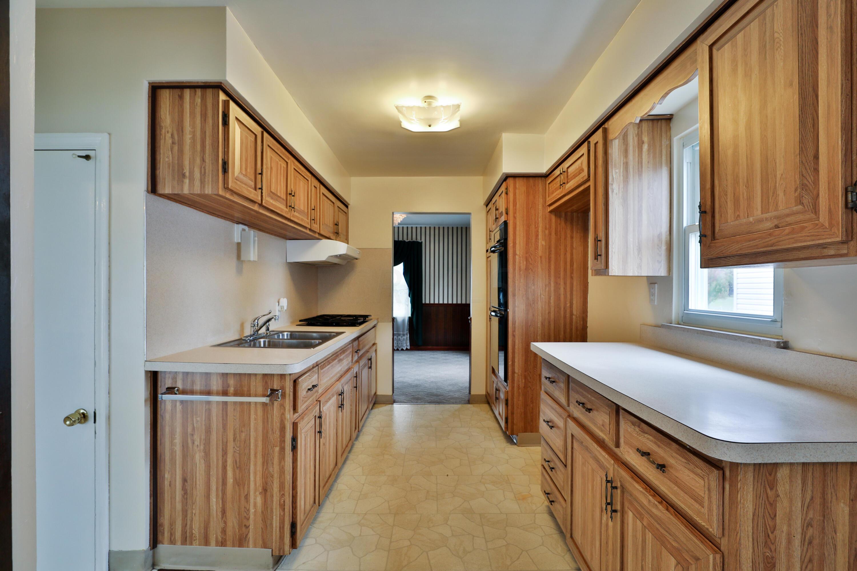 3339 Parkside Road Columbus, OH 43204 - Photo 16 of 37 kitchen view to DR
