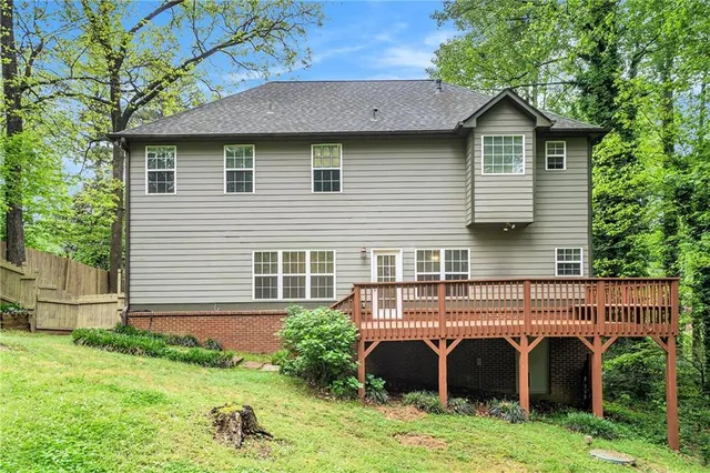 a view of a house with backyard
