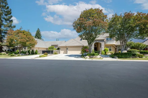 $1,889,000 | 1550 East Starpass Drive, Fresno, CA 93730