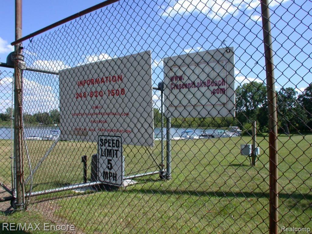 60 Crescent Road Waterford, MI 48327 - Photo 22 of 64 DSCN3419.jpg