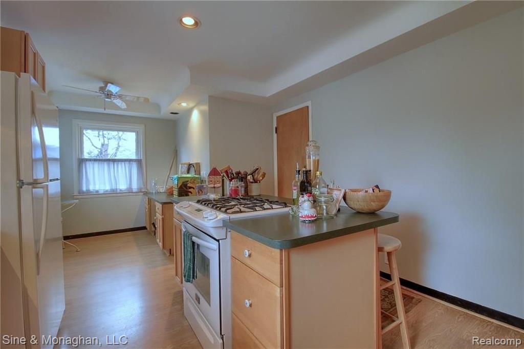 319 Lothrop Road Grosse Pointe Farms, MI 48236 - Photo 10 of 29