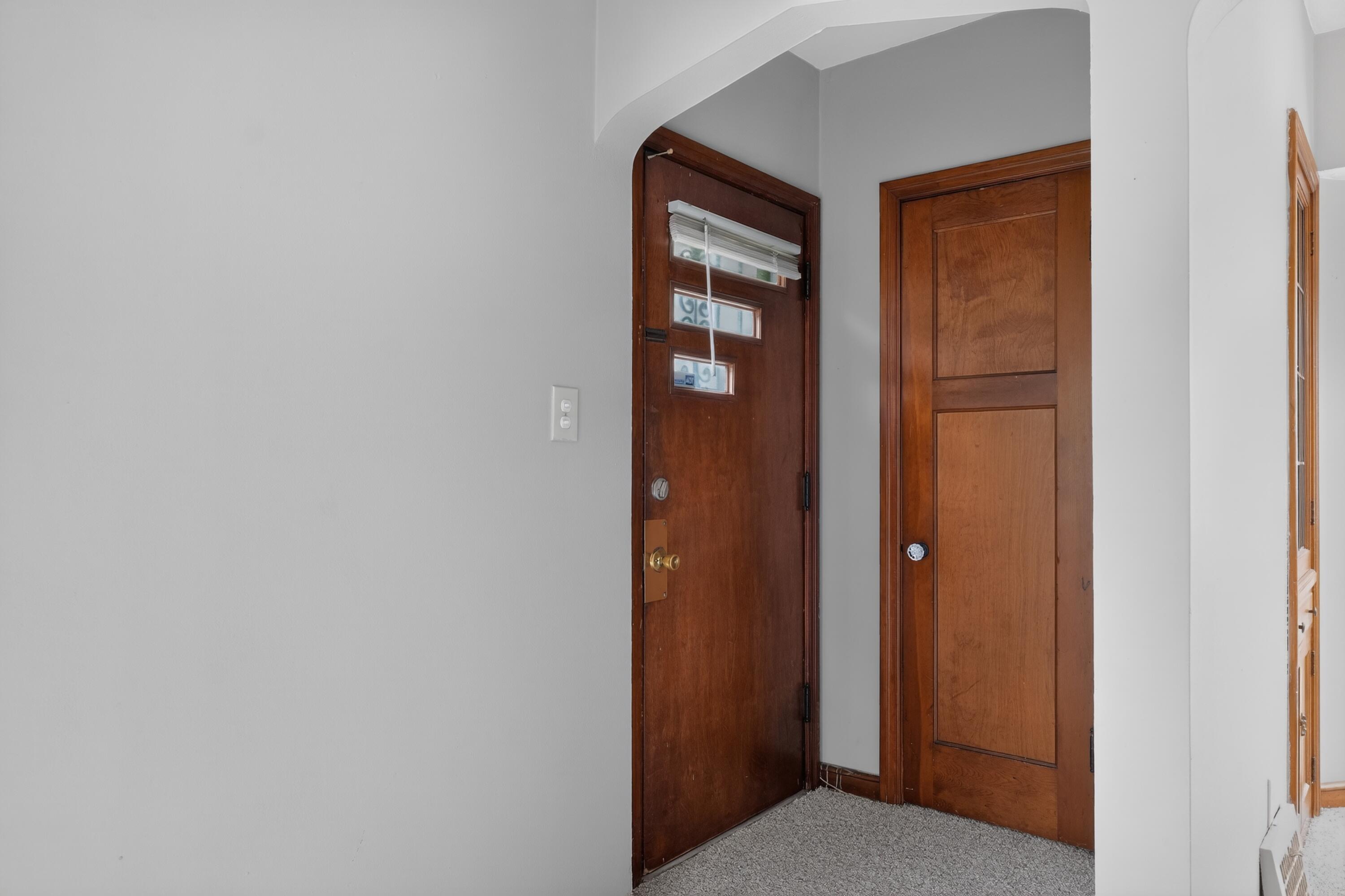 4109 North 39th Street Milwaukee, WI 53216 - Photo 19 of 37 11_4109_N_39th_St-Foyer-8667