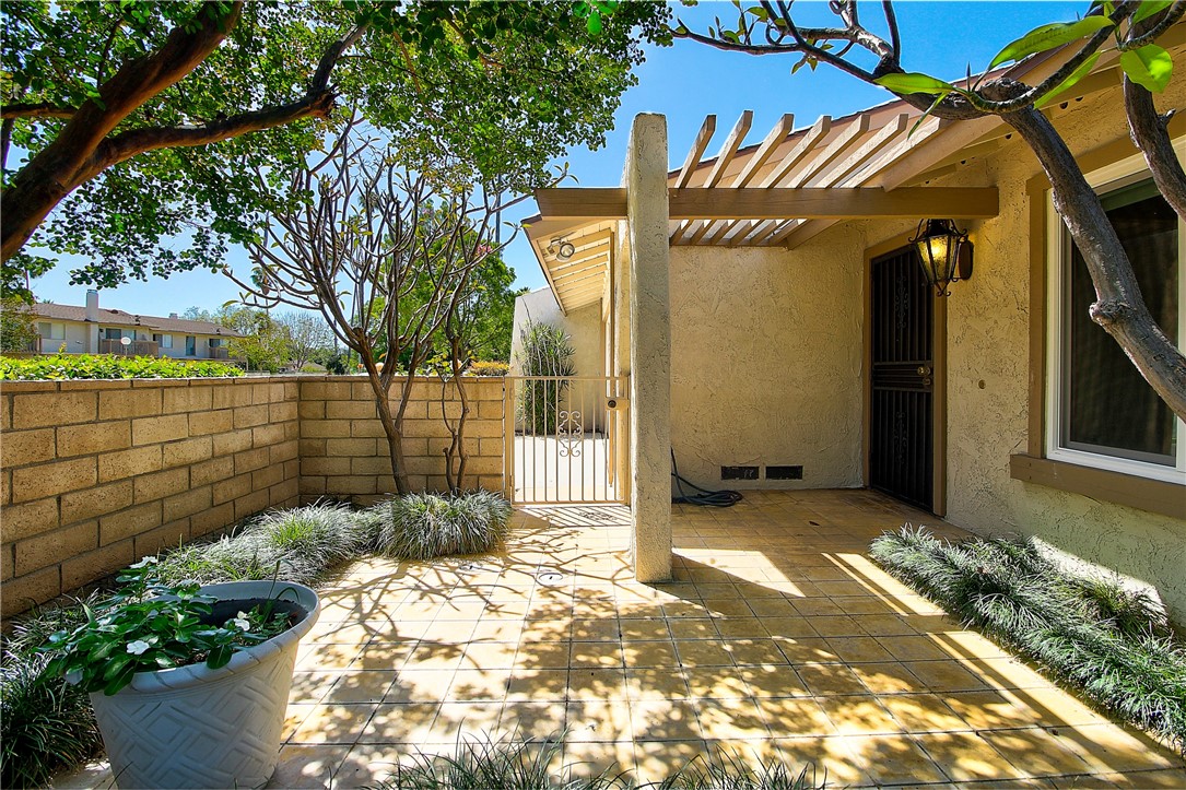 2655 Doubletree Riverside, CA 92506 - Photo 4 of 35