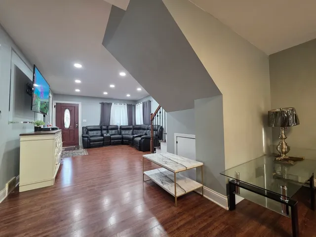 $359,900 | 10530 South 82nd Court, Palos Hills, IL 60465