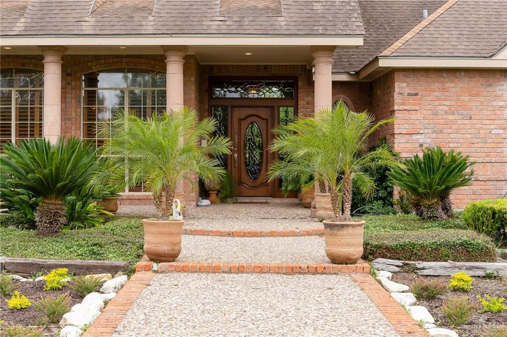 27603 Palo Verde Road San Benito, TX 78586 - Photo 4 of 45 a front view of a house with garden