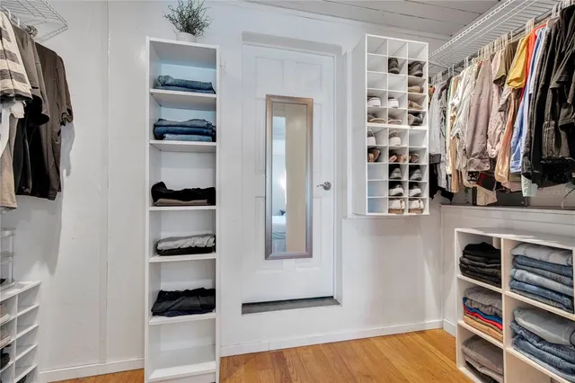 a view of an entryway and livingroom in right side