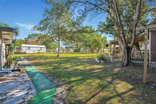 a view of a house with backyard