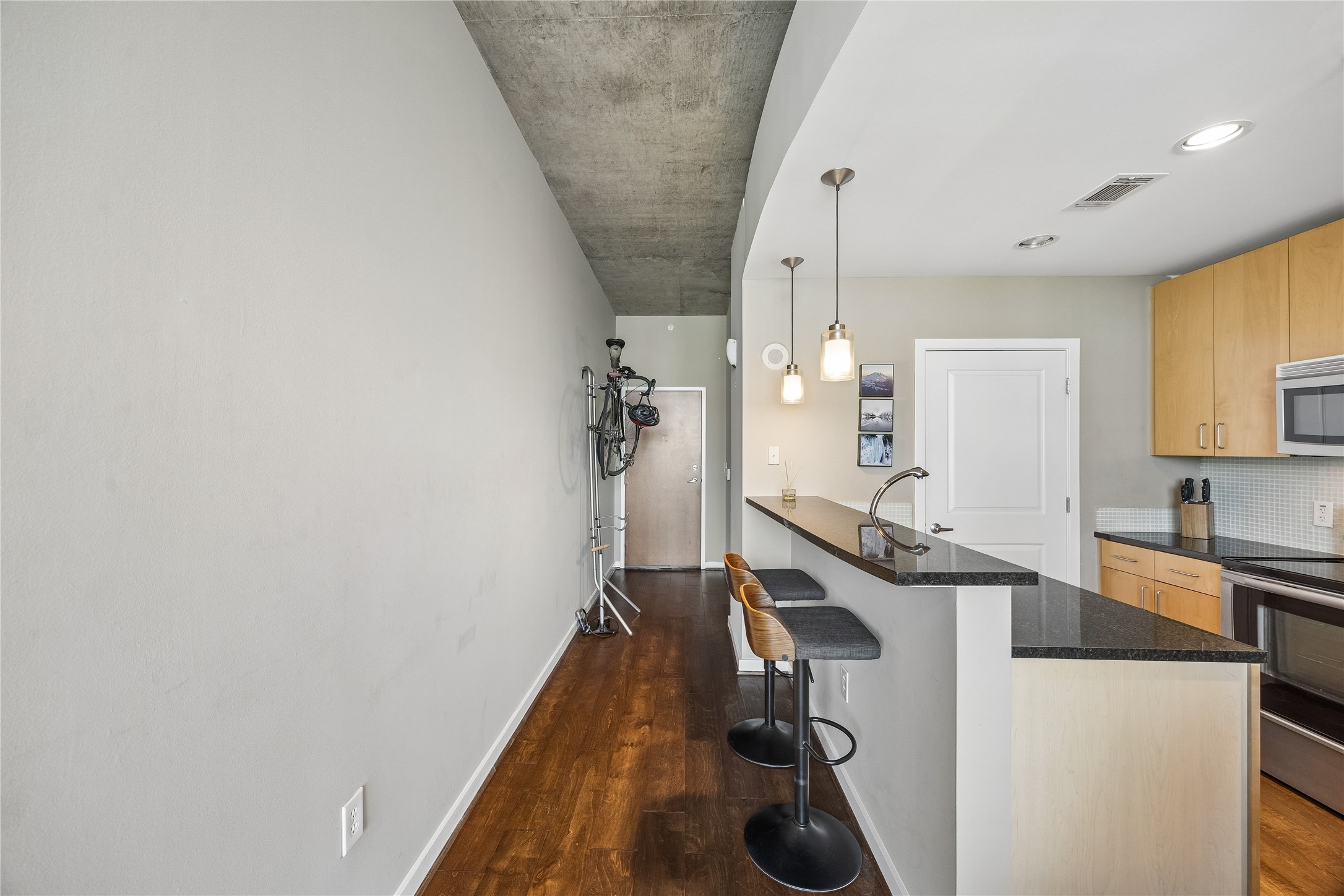 5925 Almeda Road, Unit 11011 Houston, TX 77004 - Photo 9 of 24 The kitchen offers a breakfast bar, stainless steel appliances, ample counter space and spacious pantry.