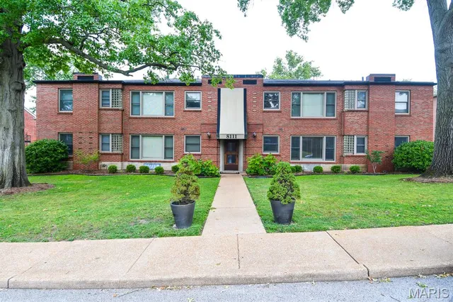 $215,000 | 8111 Roxburgh Drive, Unit 1SE, St. Louis, MO 63105