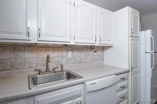 $215,000 | 8111 Roxburgh Drive, Unit 1SE, St. Louis, MO 63105