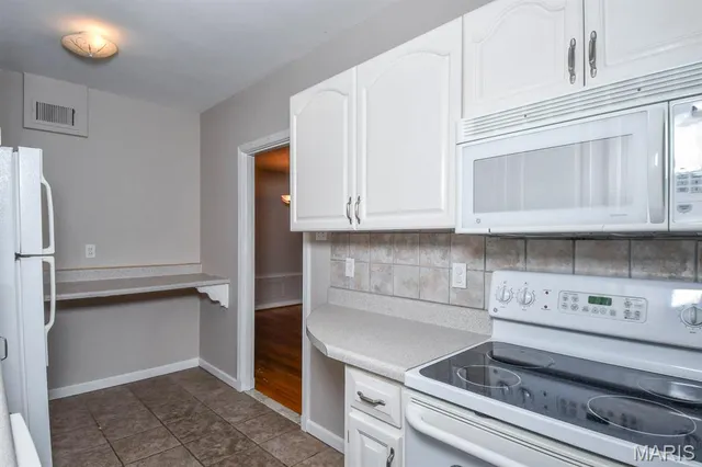 $215,000 | 8111 Roxburgh Drive, Unit 1SE, St. Louis, MO 63105