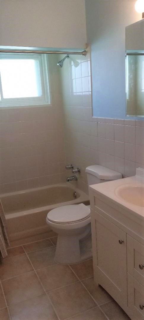 2762 Circle Drive Markham, IL 60428 - Photo 16 of 18 a bathroom with a toilet a sink and bathtub