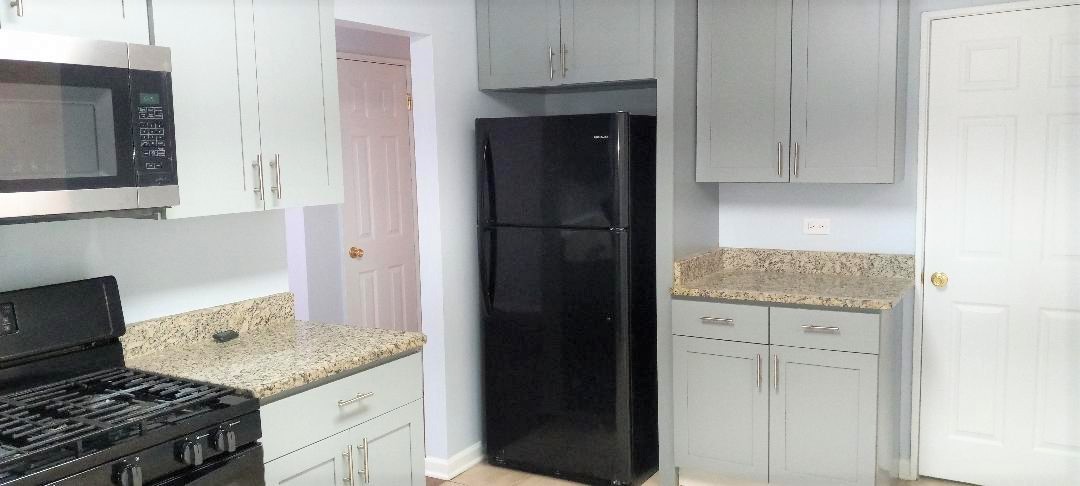 2762 Circle Drive Markham, IL 60428 - Photo 10 of 18 a kitchen with granite countertop a stove and a refrigerator