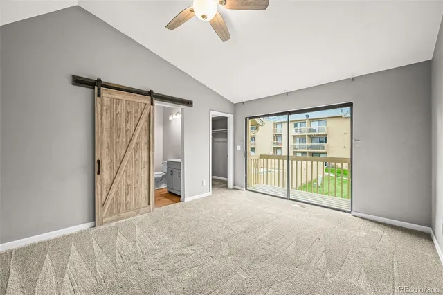 a view of empty room with a ceiling fan