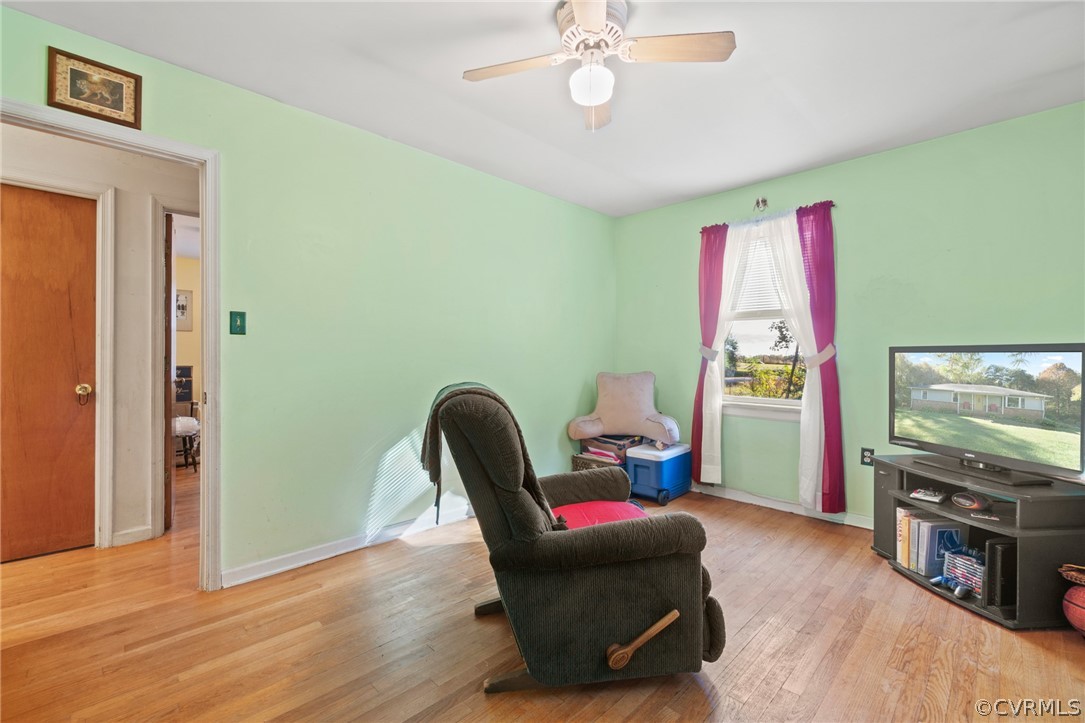 268 Old Sheppards Road Farmville, VA 23901 - Photo 11 of 37 a living room with furniture and a flat screen tv