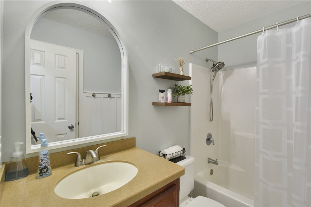 102 Hazel Lane Brunswick, GA 31523 - Photo 18 of 25 Guest bath