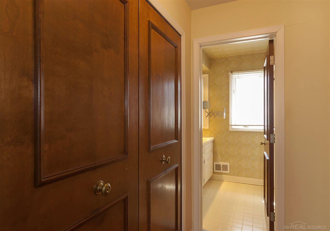 87 Belle Meade Road Grosse Pointe, MI 48236 - Photo 50 of 68 31345766-49.JPG