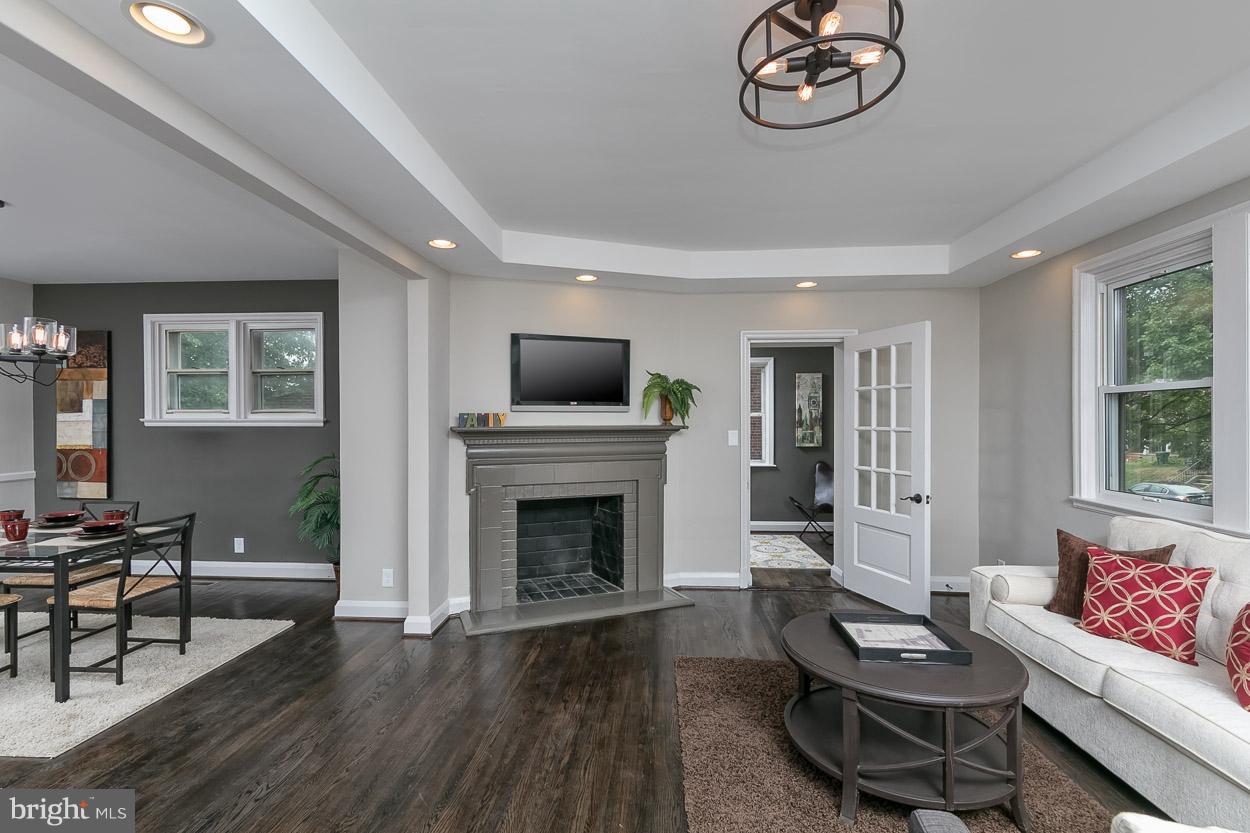 3705 Dennlyn Road Baltimore, MD 21215 - Photo 4 of 30 Living Room