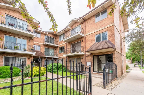 $209,900 | 6307 South Nashville Avenue, Unit 2N, Chicago, IL 60638