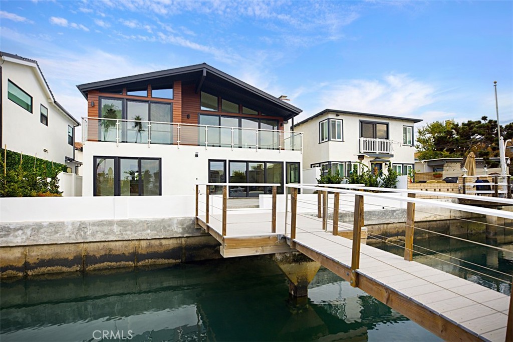 4017 Channel, Unit B Newport Beach, CA 92663 - Photo 18 of 18 a front view of house with yard