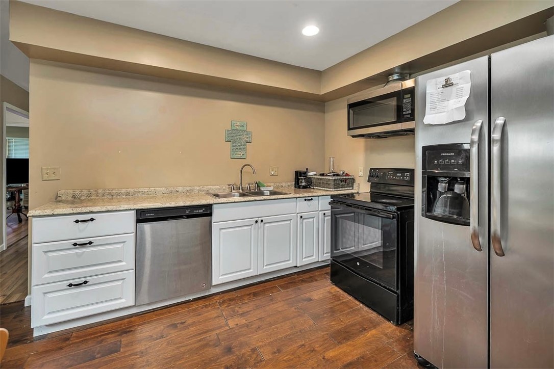 126 Lake View Circle Brunswick, GA 31525 - Photo 10 of 31