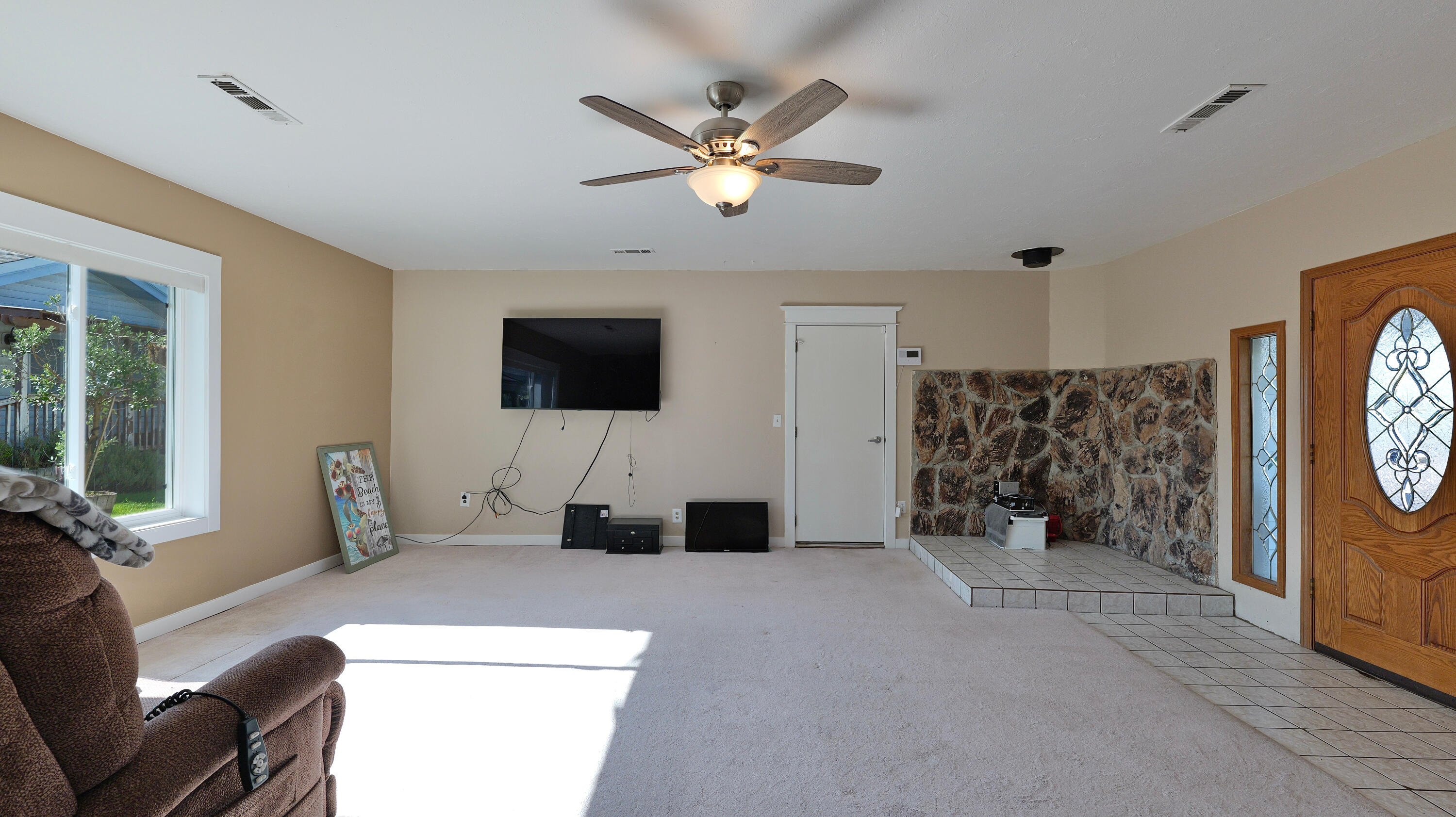 2909 Ball Road Eagle Point, OR 97524 - Photo 10 of 37 Living Room