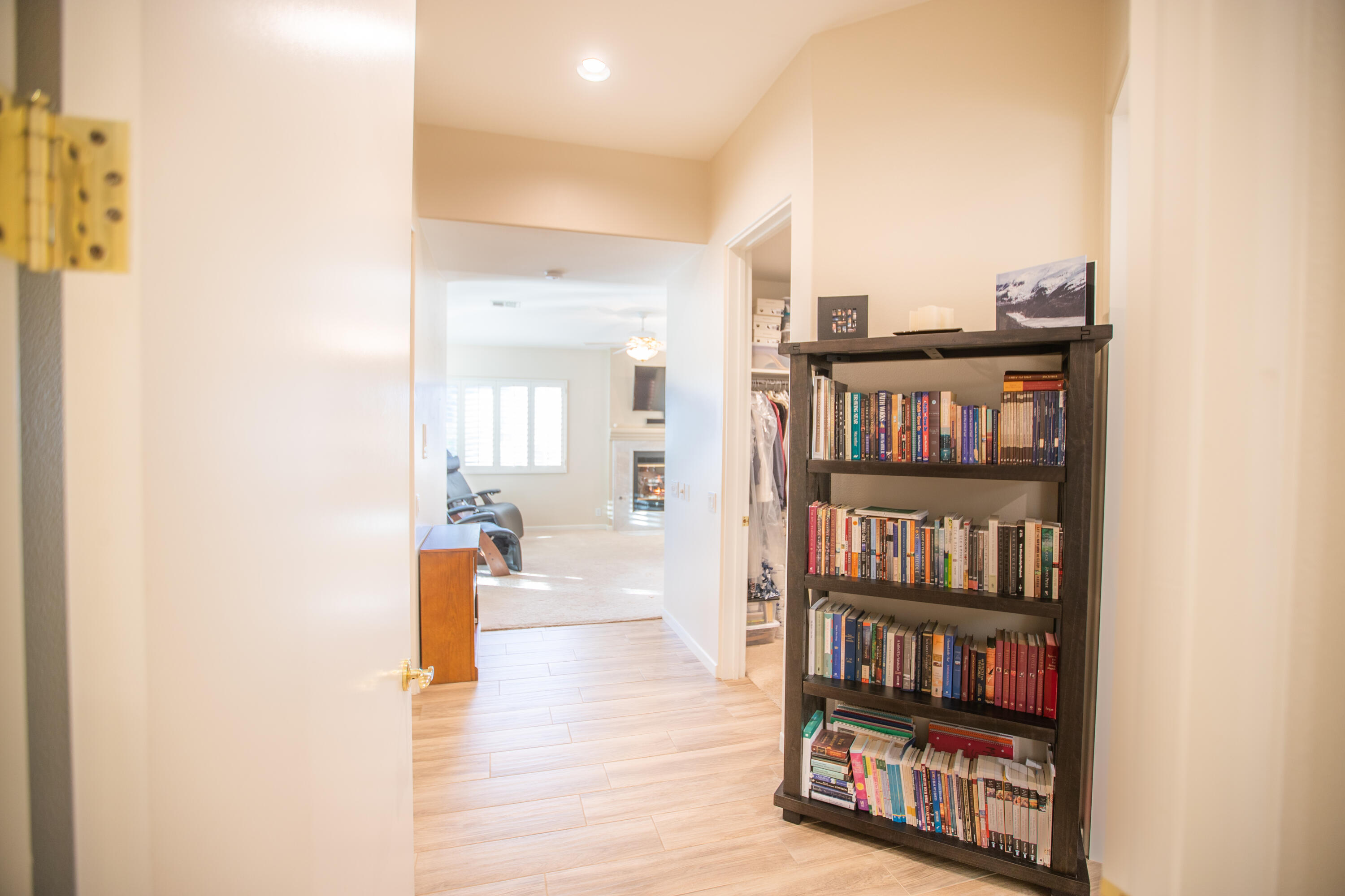 79740 Ryan Way Bermuda Dunes, CA 92203 - Photo 26 of 43 a living room with lots of books and a book shelf