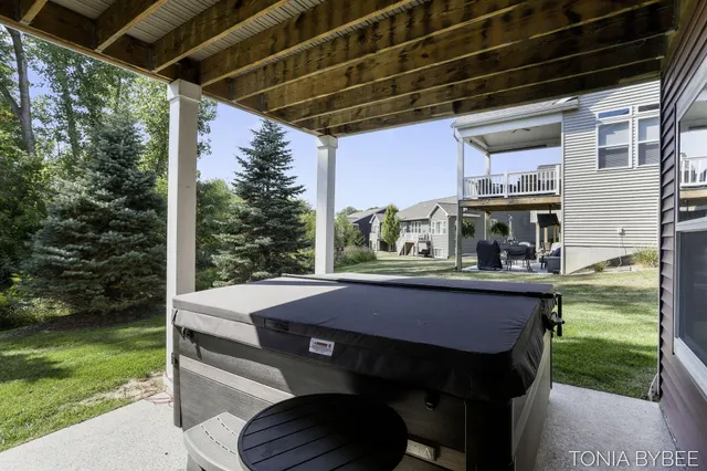 $653,400 | 5565 Albright Court Southwest, Wyoming, MI 49418