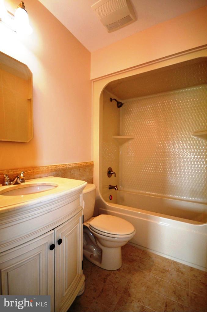 12717 Harpers Ferry Road Purcellville, VA 20132 - Photo 13 of 26 Bath