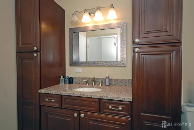 $799,900 | 4 Frieda Lane, Kendall Park, NJ 08824