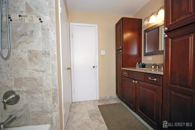 $799,900 | 4 Frieda Lane, Kendall Park, NJ 08824