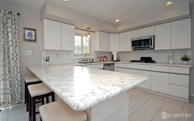 $799,900 | 4 Frieda Lane, Kendall Park, NJ 08824