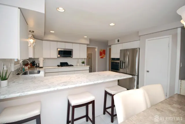 $799,900 | 4 Frieda Lane, Kendall Park, NJ 08824