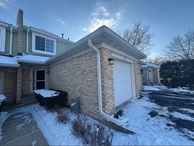$274,900 | 369 Lakeview Circle, Bolingbrook, IL 60440