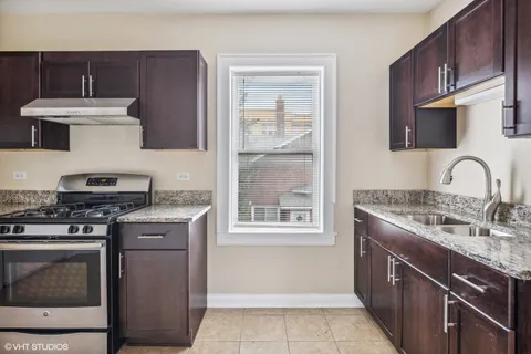 $2,100 | 1522 North Austin Boulevard, Unit 2, Oak Park, IL 60302