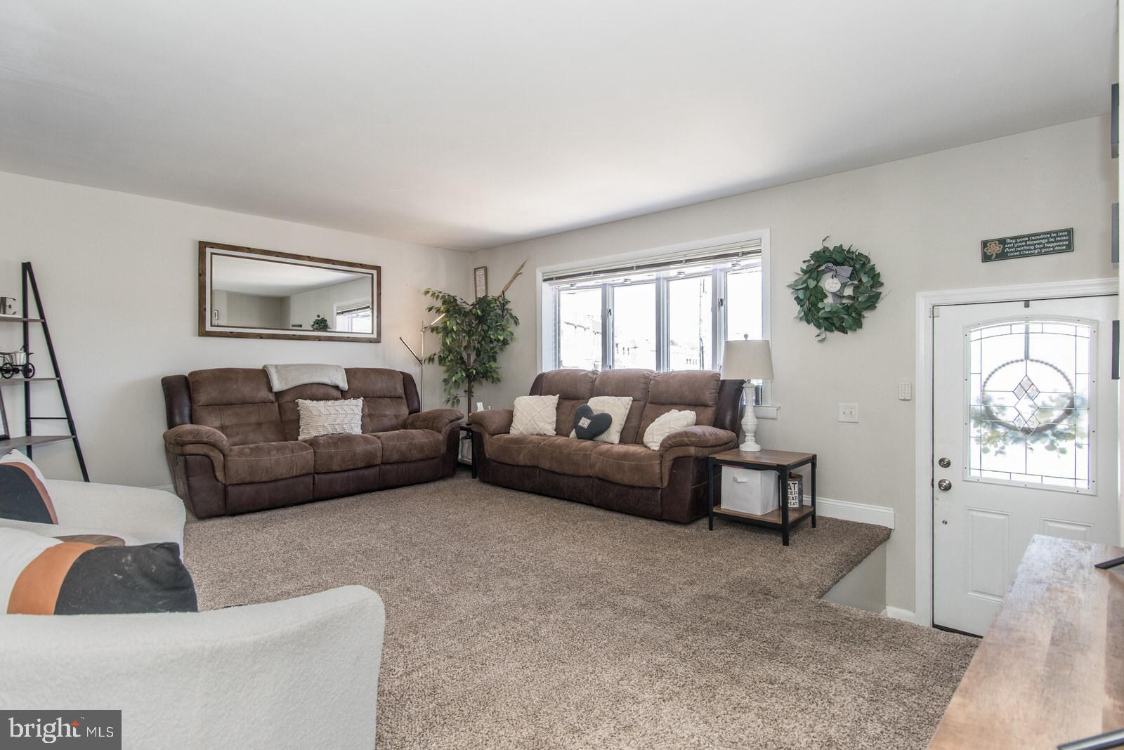 12718 Kenny Road Philadelphia, PA 19154 - Photo 6 of 52 Living Room