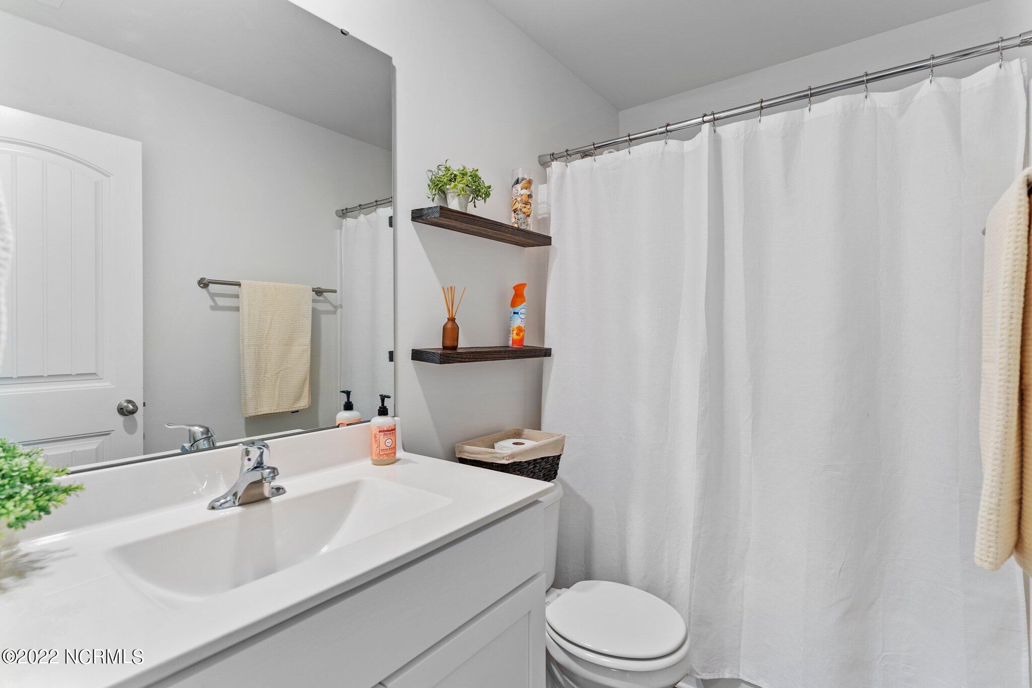 680 Aurora Place Hampstead, NC 28443 - Photo 25 of 35 Hall Bathroom