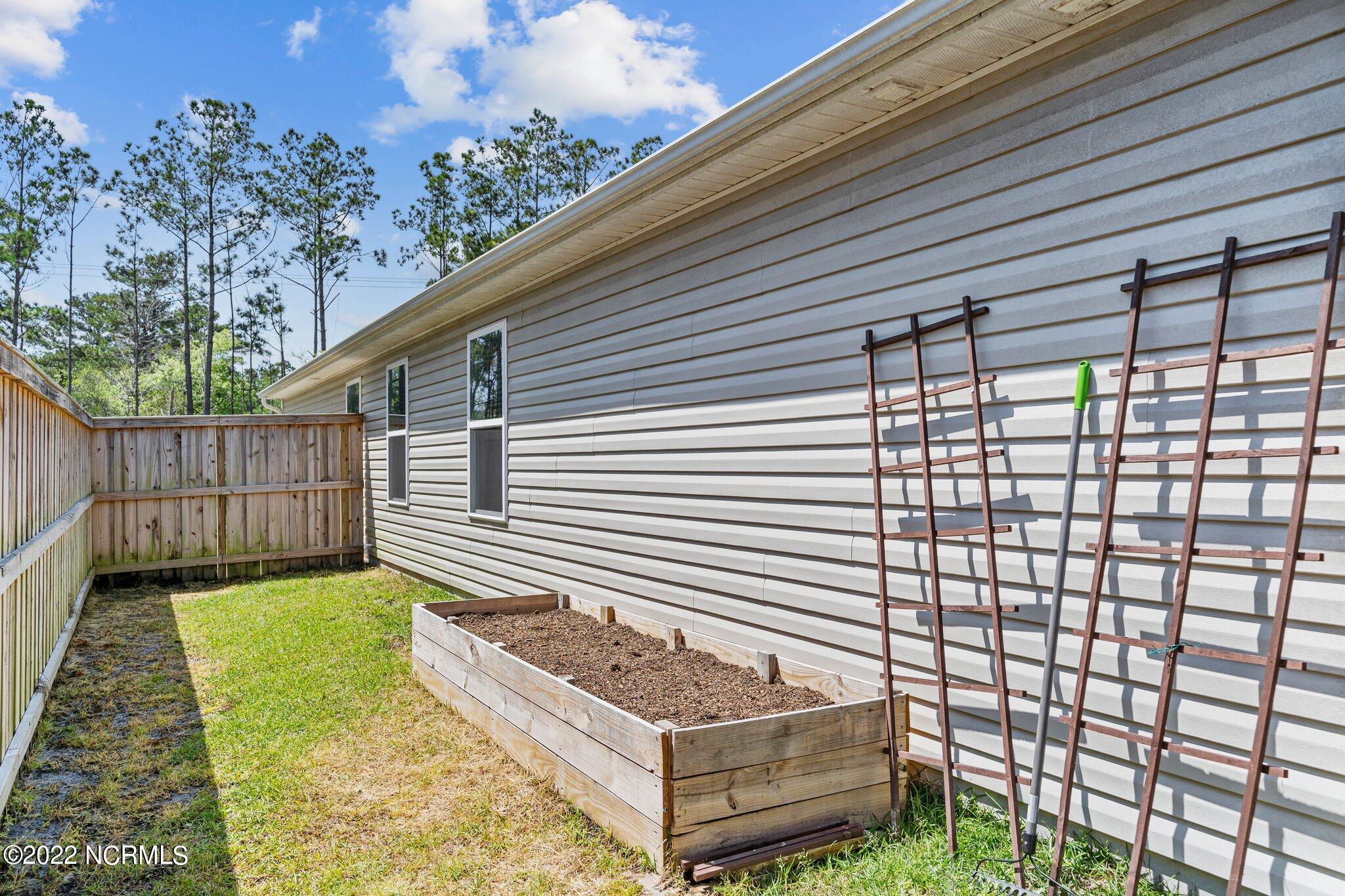 680 Aurora Place Hampstead, NC 28443 - Photo 29 of 35 Raised garden bed stays