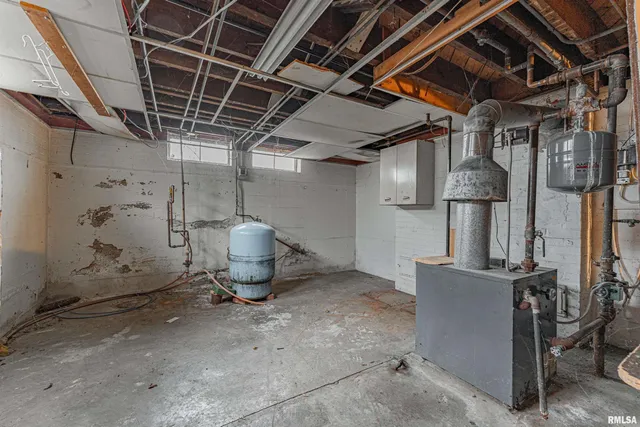 $300,000 | 1356 1250th Avenue, Lincoln, IL 62656