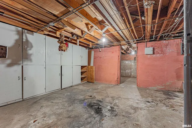 $300,000 | 1356 1250th Avenue, Lincoln, IL 62656