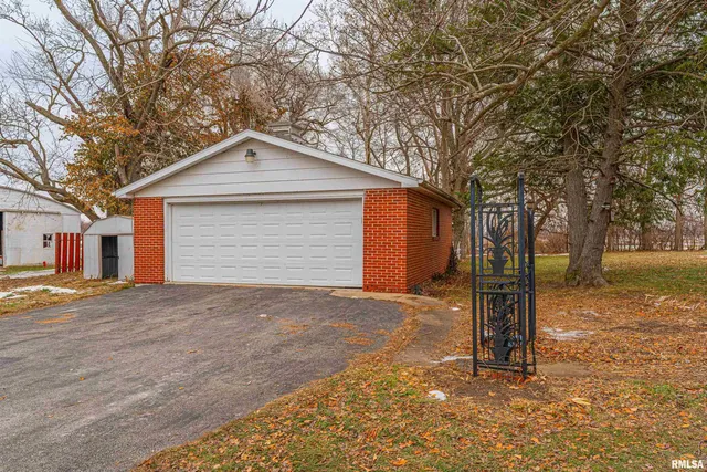 $300,000 | 1356 1250th Avenue, Lincoln, IL 62656